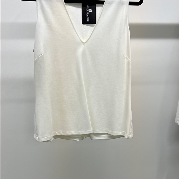 Chic V-Neck Sleeveless Blouse - Picture 3 of 5